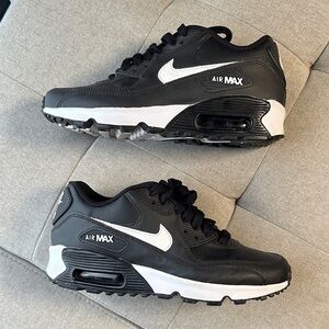 Nike Air Max Black & White Women’s Size 5.5 – Great Condition